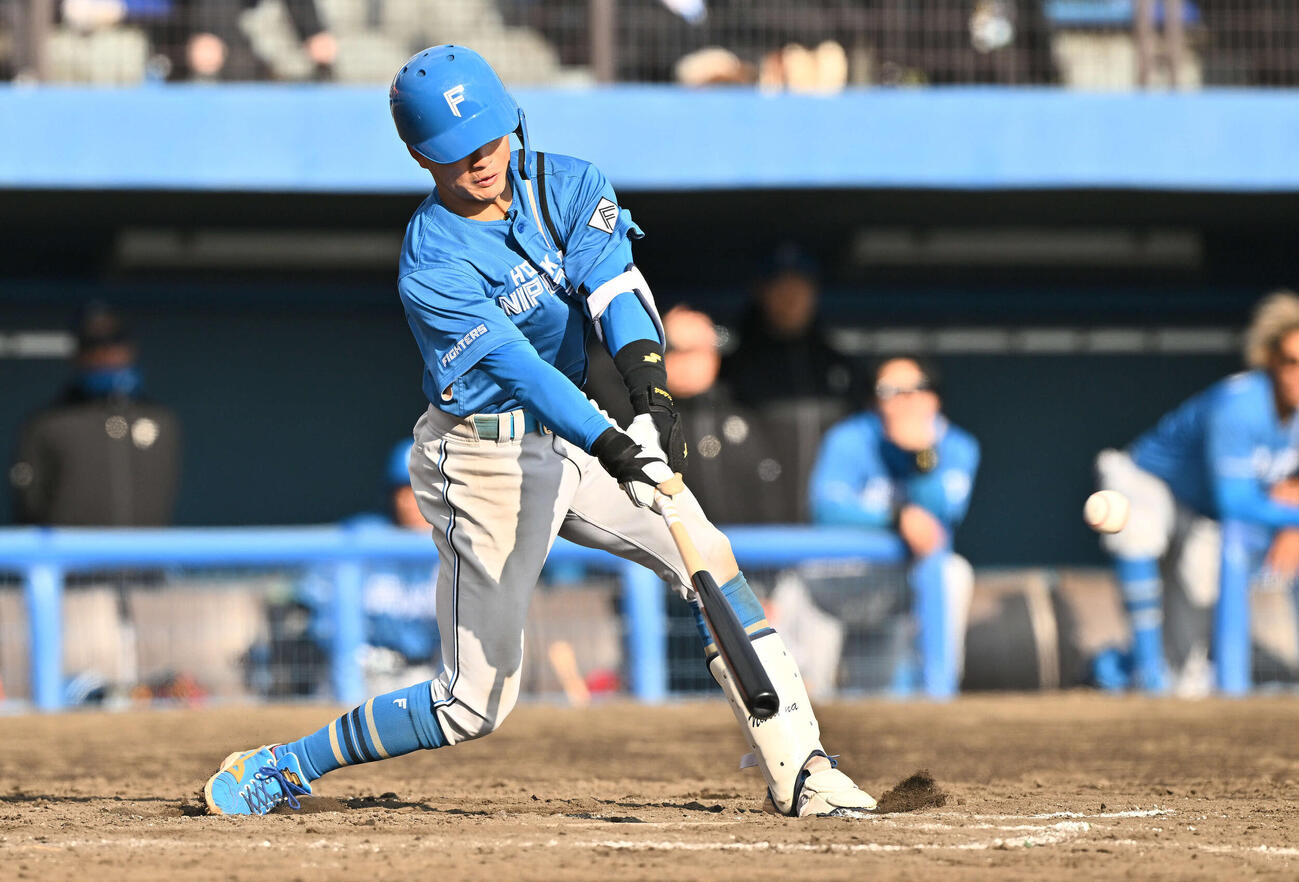 楽天対日本ハム　9回表日本ハム1死三塁、奈良間は右前適時打を放つ（撮影・滝沢徹郎）