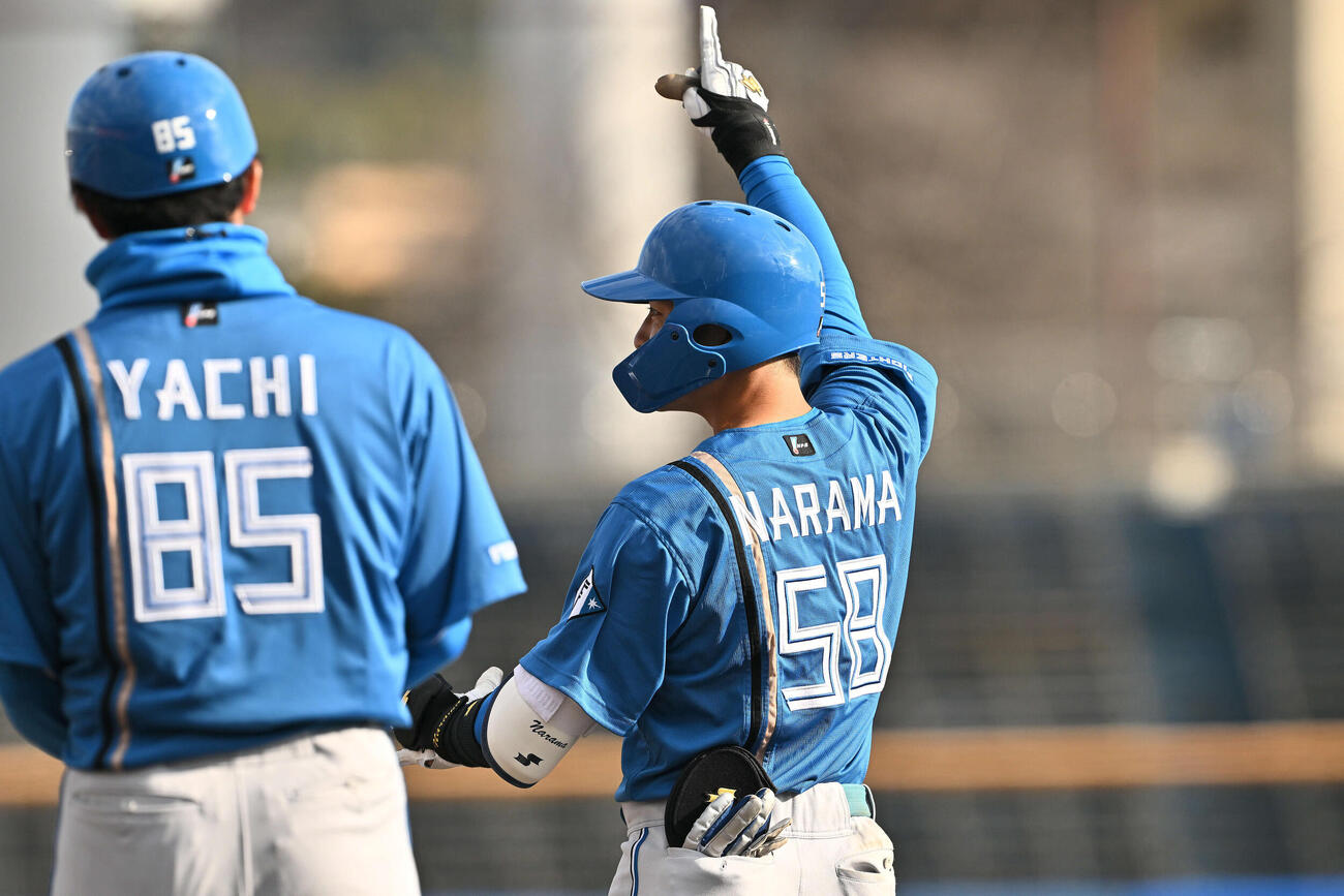 楽天対日本ハム　9回表日本ハム1死三塁、奈良間（右）は右前適時打を放ちポーズを決める（撮影・滝沢徹郎）