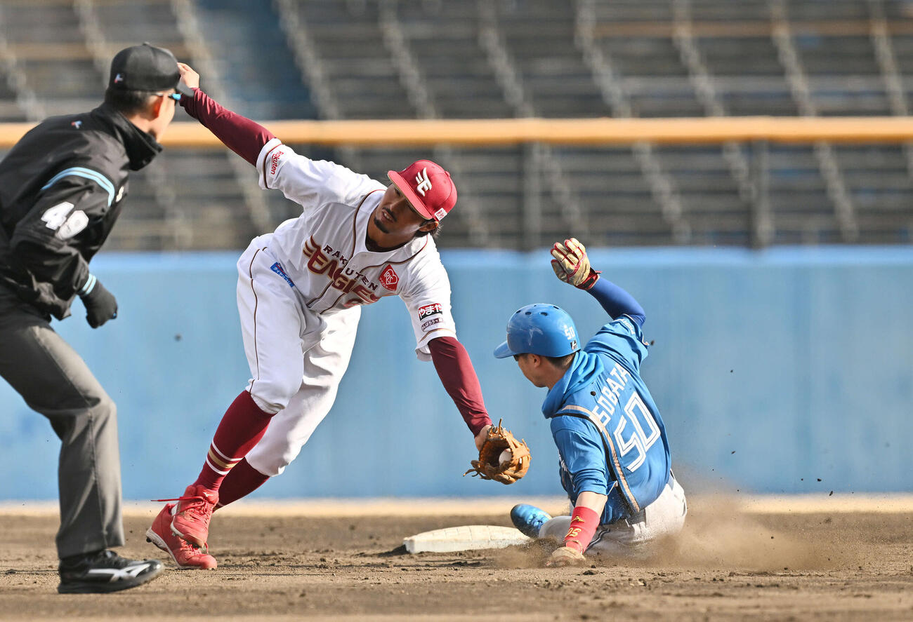 楽天対日本ハム　9回表日本ハム無死一塁、二塁盗塁を決める五十幡（右）。遊撃手入江（撮影・滝沢徹郎）