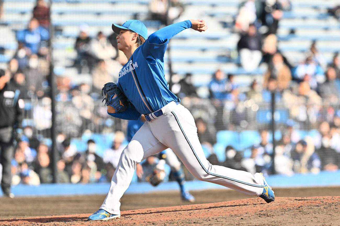 楽天対日本ハム　日本ハム3番手の山崎（撮影・滝沢徹郎）