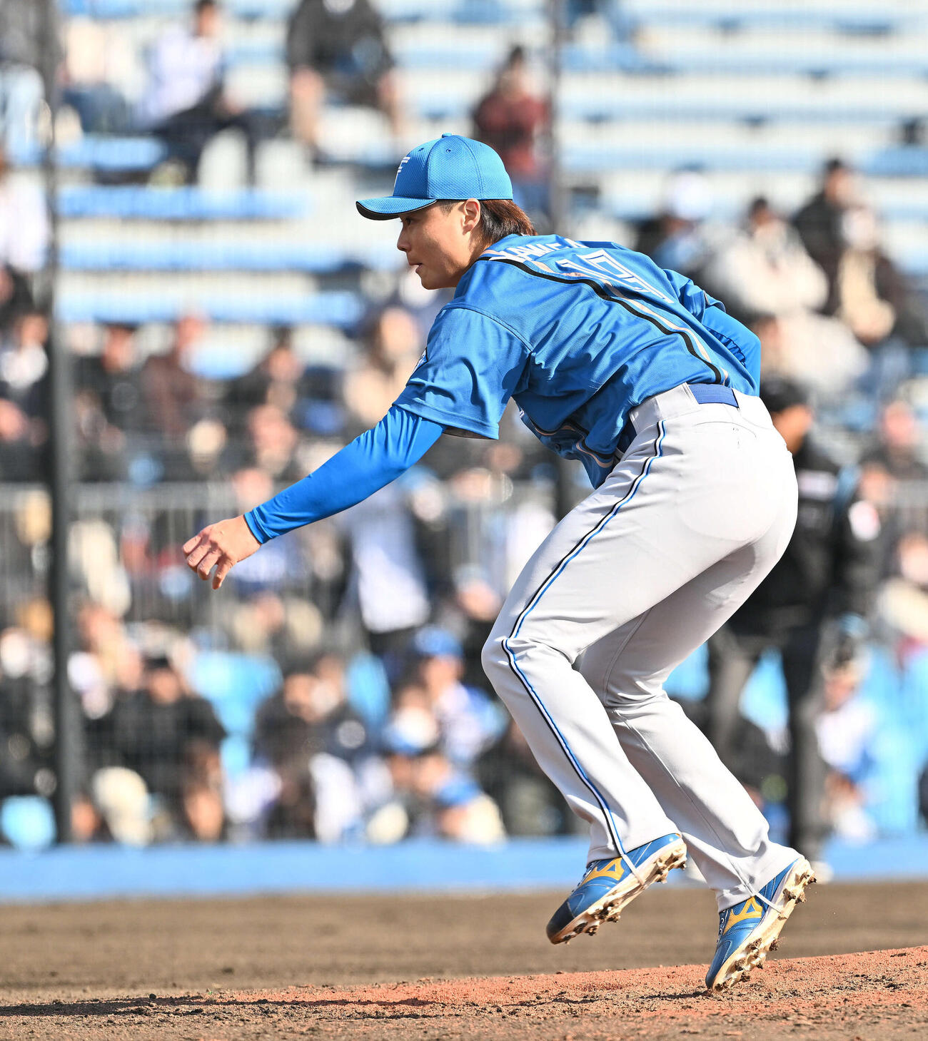 楽天対日本ハム　日本ハム3番手の山崎（撮影・滝沢徹郎）