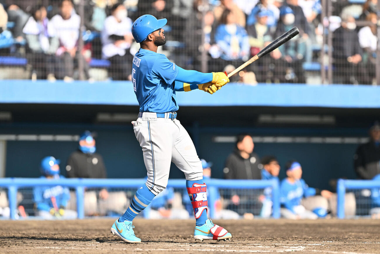 楽天対日本ハム　8回表日本ハム無死一塁、カストロは左越え先制2点本塁打を放つ（撮影・滝沢徹郎）