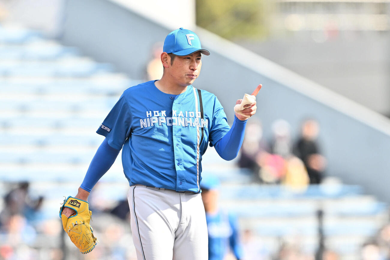 楽天対日本ハム　ナインを指さす日本ハム先発の加藤貴（撮影・滝沢徹郎）