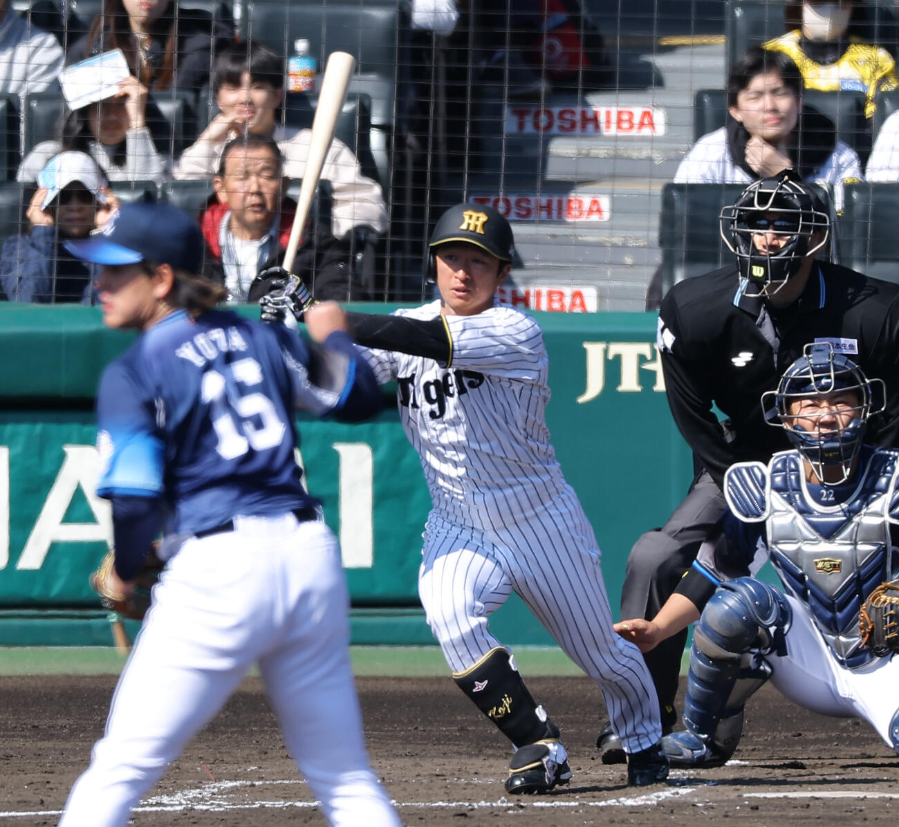 阪神対西武　3回裏阪神無死、近本は右前打を放つ（撮影・上田博志）