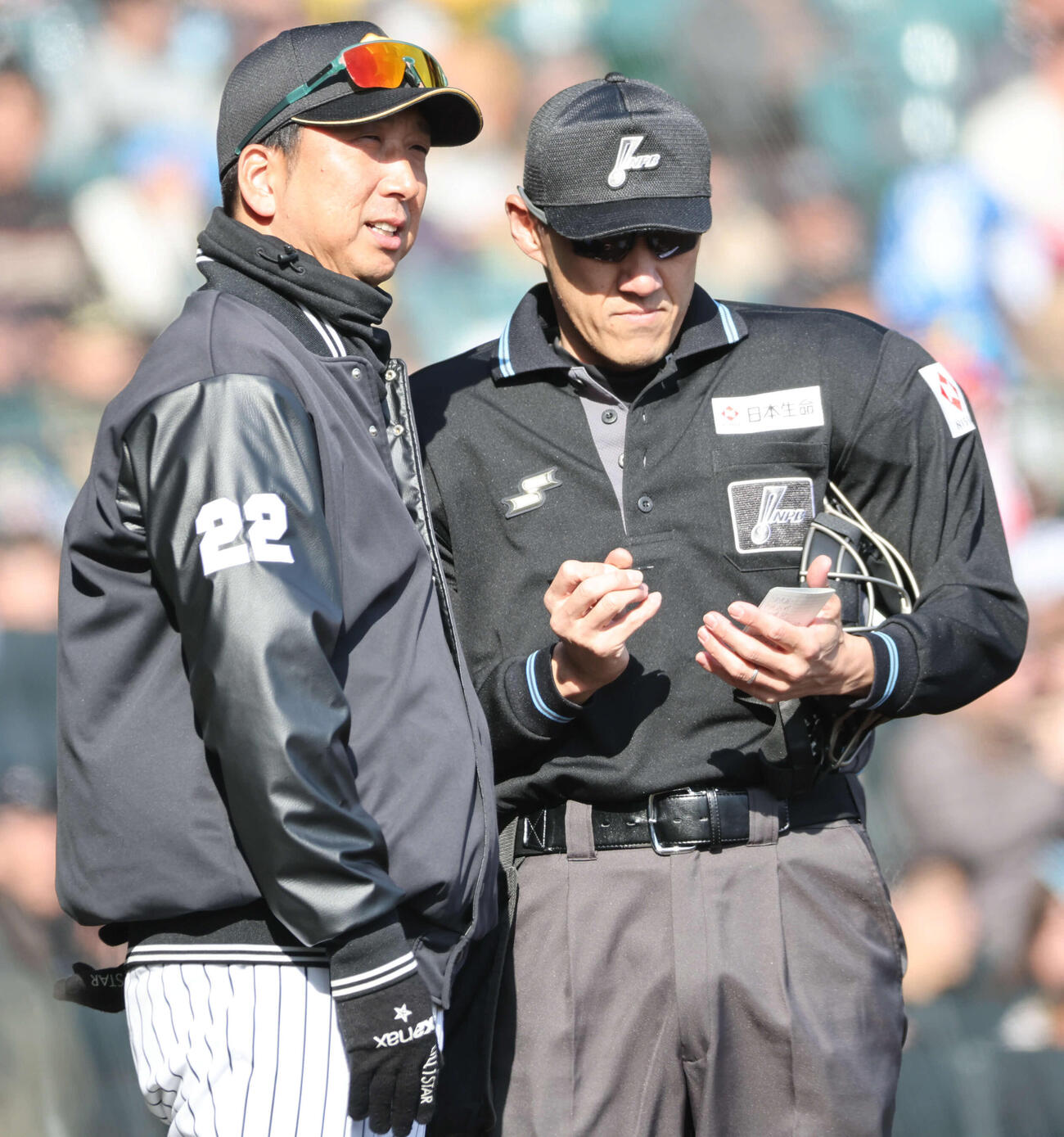 阪神対西武　7回の攻撃を終え、選手交代を告げる阪神藤川監督（撮影・西尾就之）