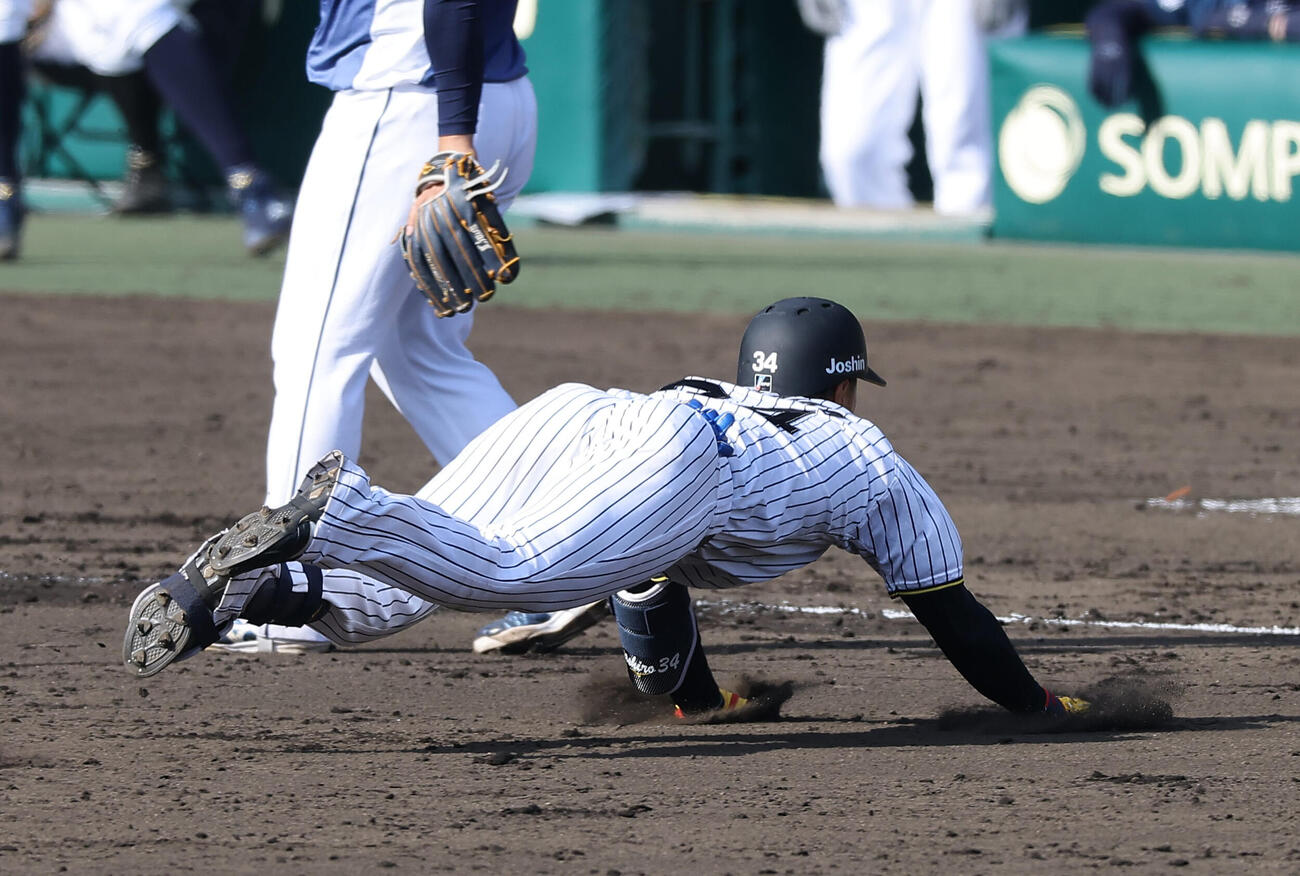 阪神対西武　7回裏阪神1死二、三塁、岡城は2点適時三塁打を放つ（撮影・上田博志）