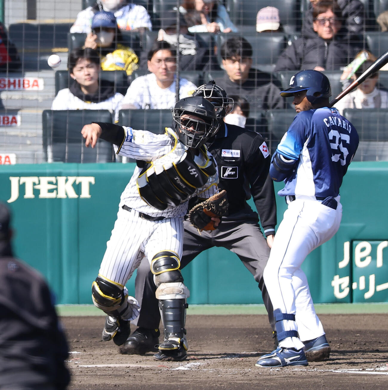 阪神対西武　4回表西武2死一塁、嶋村は桑原の二盗を許す（撮影・上田博志）