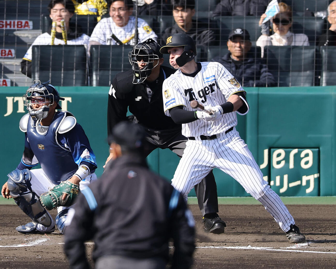 阪神対西武　6回裏阪神2死一塁、ディベイニーは一ゴロに倒れる（撮影・上田博志）