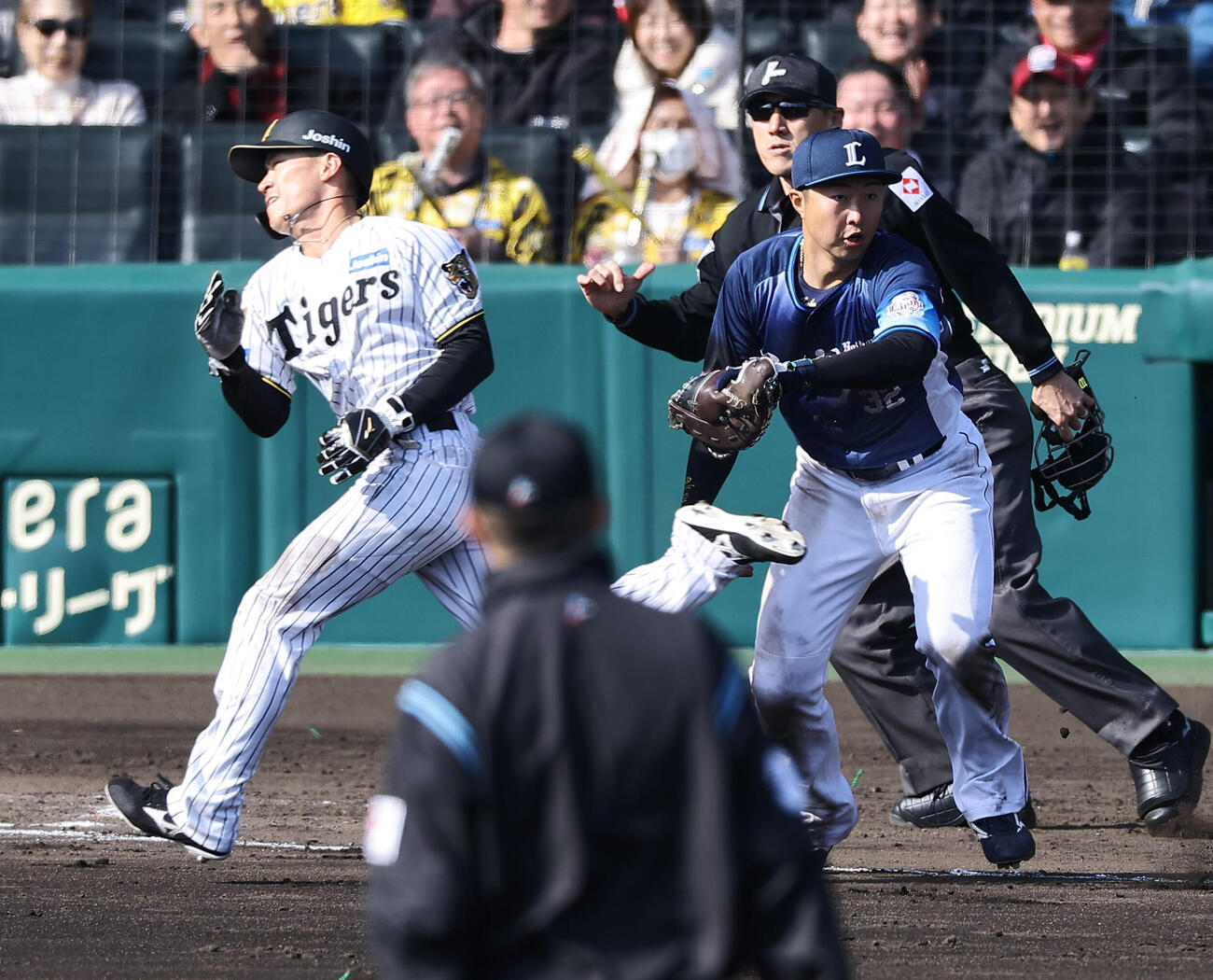 阪神対西武　7回裏阪神無死二、三塁、福島（左）は嶋村の遊ゴロで三塁を飛び出し挟殺される（撮影・上田博志）