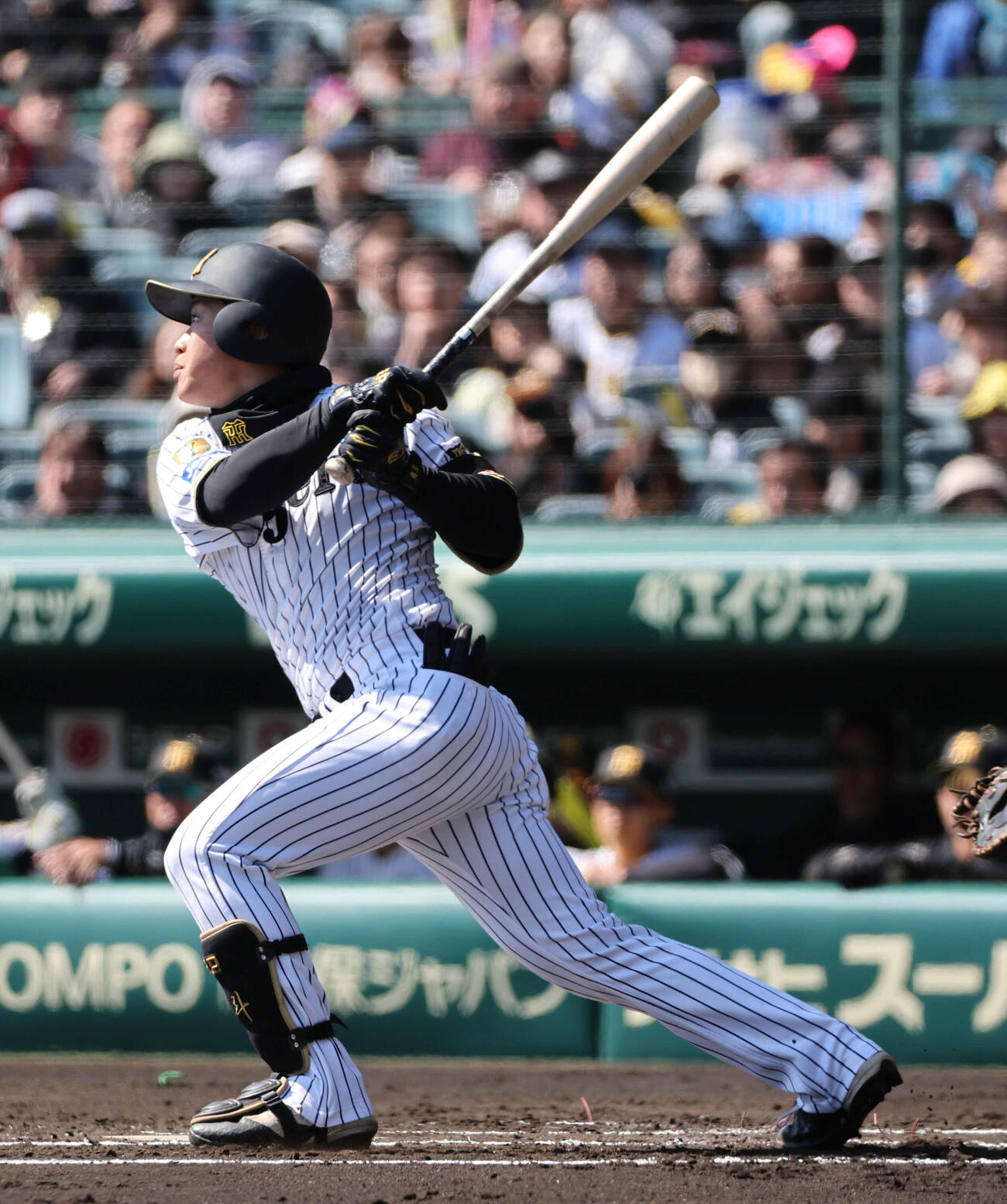 阪神対西武　1回裏阪神無死一、三塁、中川は右犠飛を放つ（撮影・西尾就之）