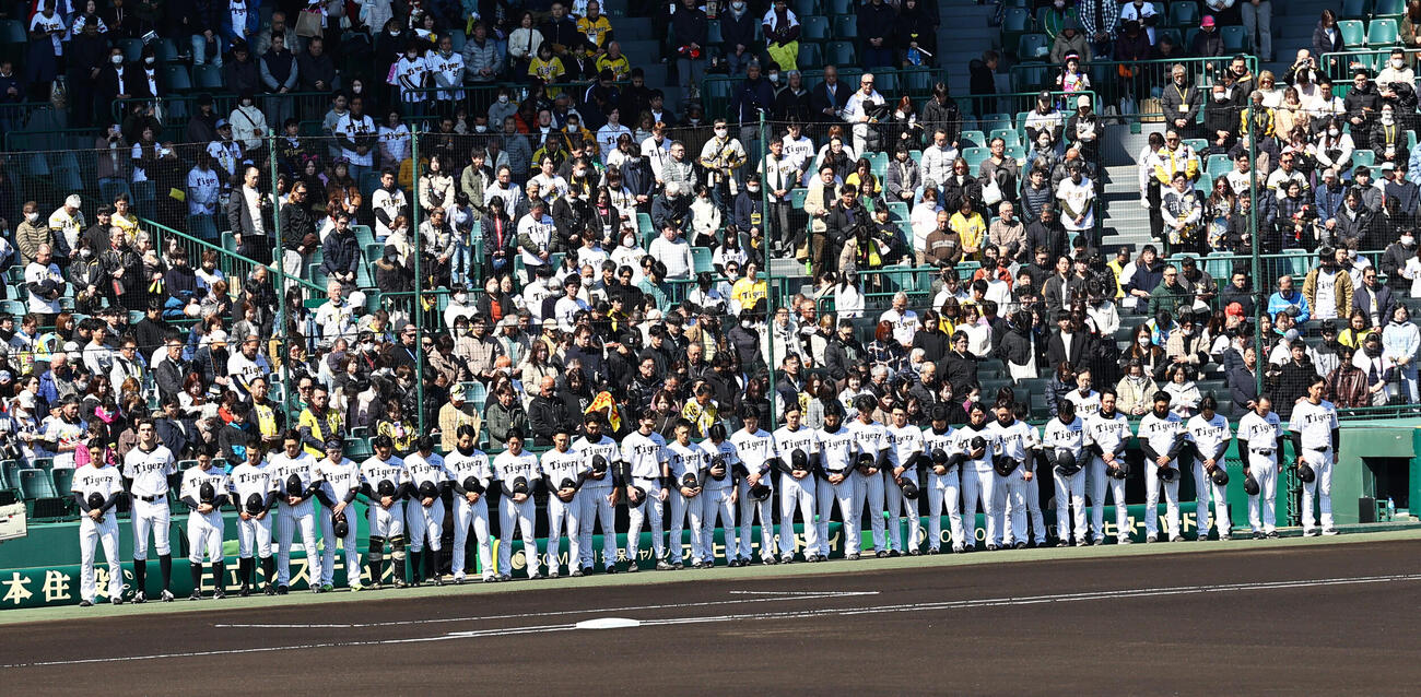 阪神対西武　東日本大震災の犠牲者に黙とうをささげる阪神ナイン（撮影・上田博志）