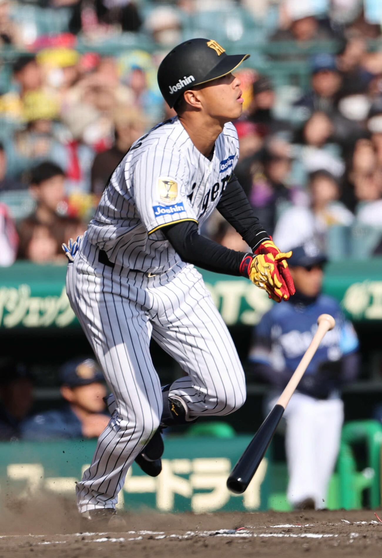 阪神対西武　7回裏阪神1死二、三塁、岡城は右中間に適時三塁打を放つ（撮影・西尾就之）