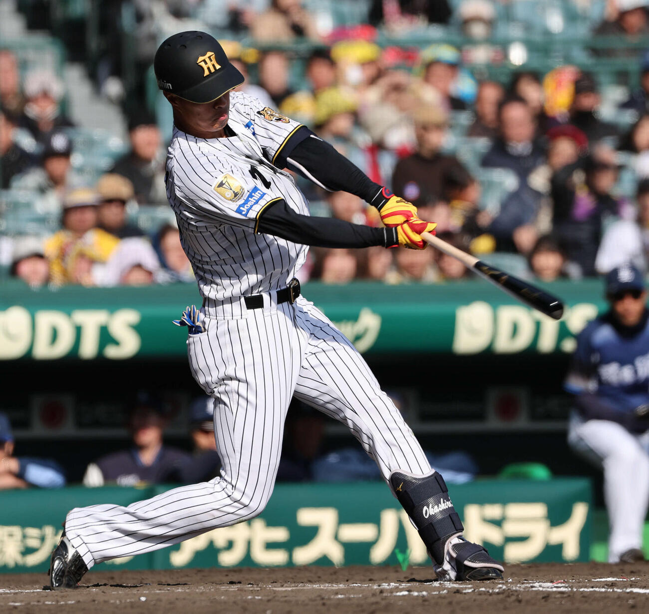 阪神対西武　7回裏阪神1死二、三塁、岡城は右中間に適時三塁打を放つ（撮影・西尾就之）
