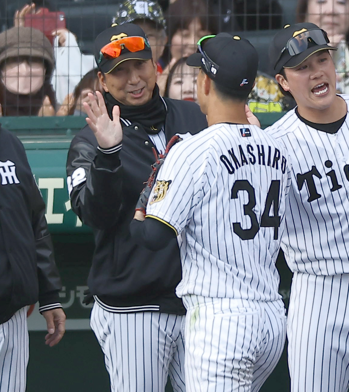 阪神対西武　西武に勝利した藤川監督（左）は岡城とハイタッチする（撮影・上田博志）