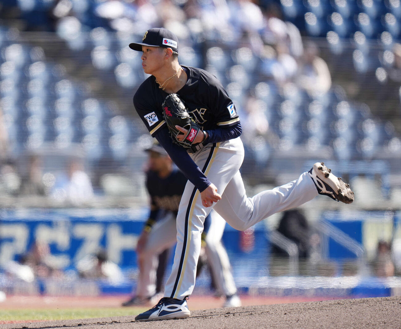 ロッテ対オリックス　先発し力投するオリックス山下（撮影・増田悦実）