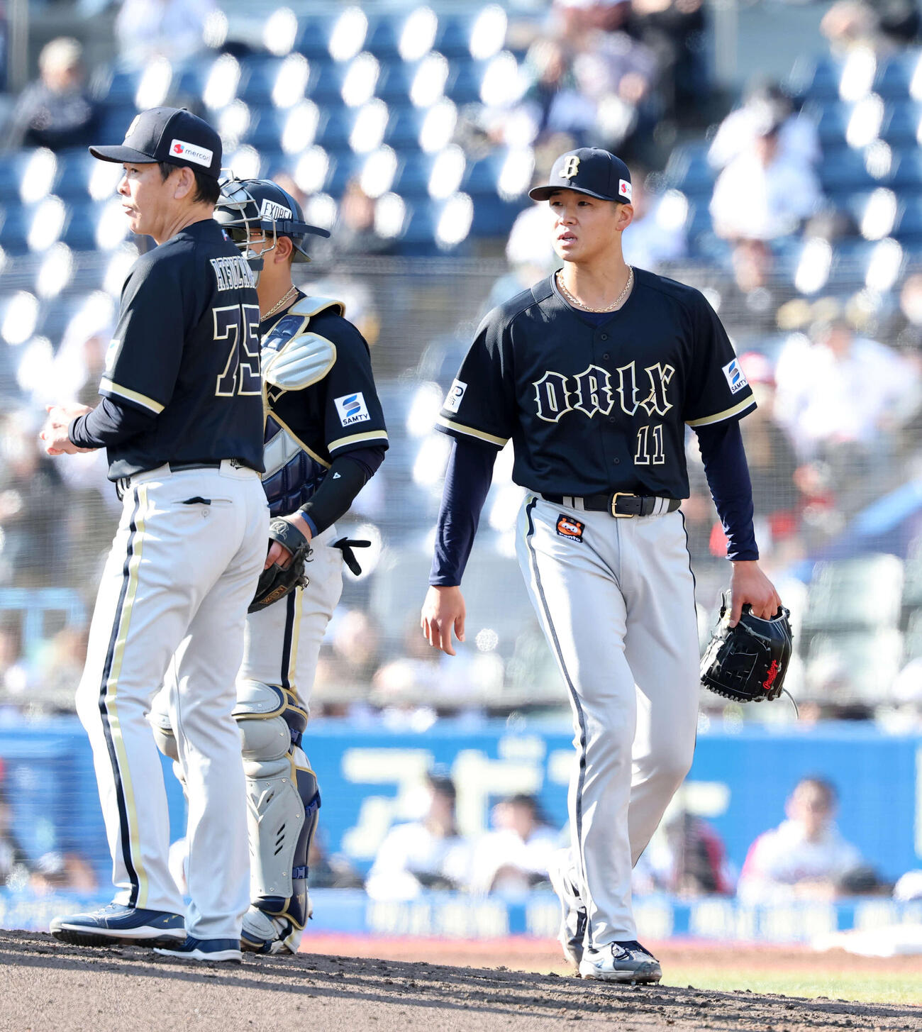 ロッテ対オリックス　6回裏、降板するオリックス山下（右）（撮影・鈴木正人）　