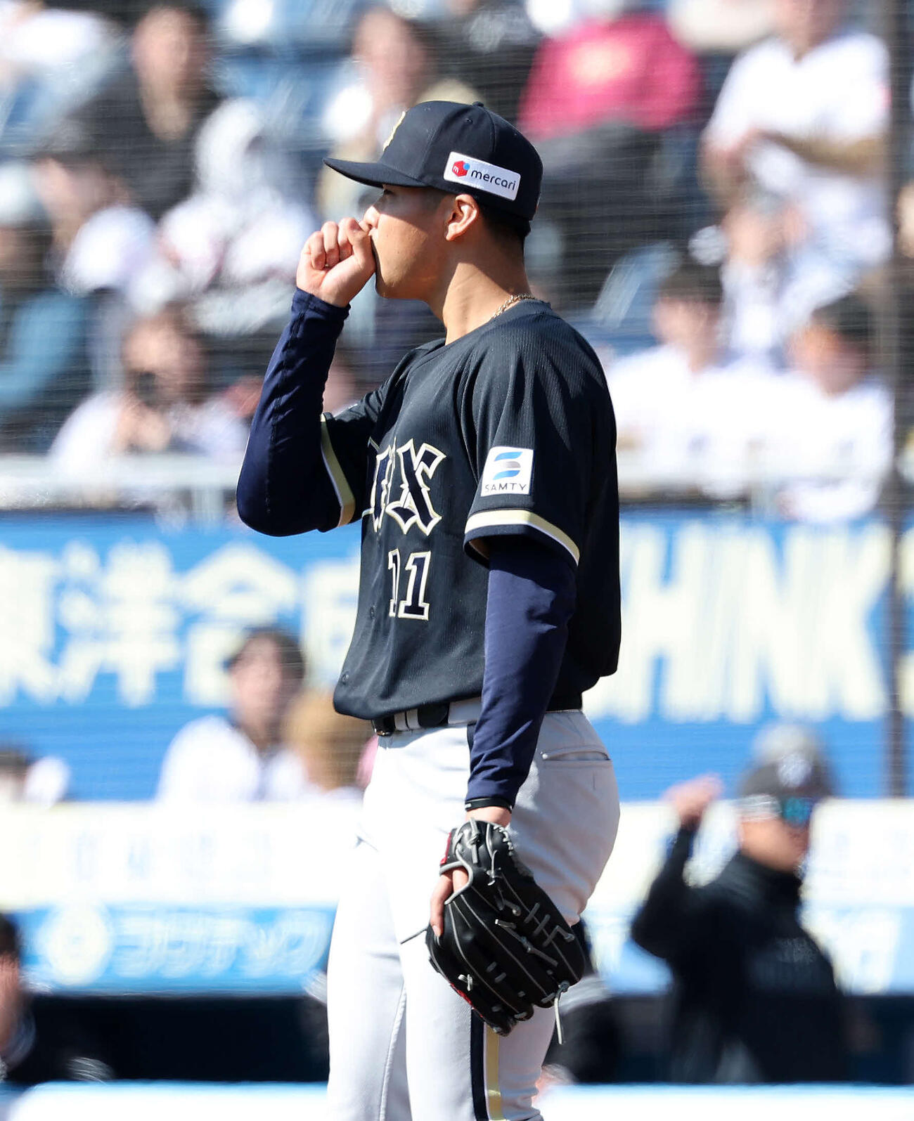 ロッテ対オリックス　3回裏ロッテ無死二、三塁、暴投で失点したオリックス山下（撮影・鈴木正人）　
