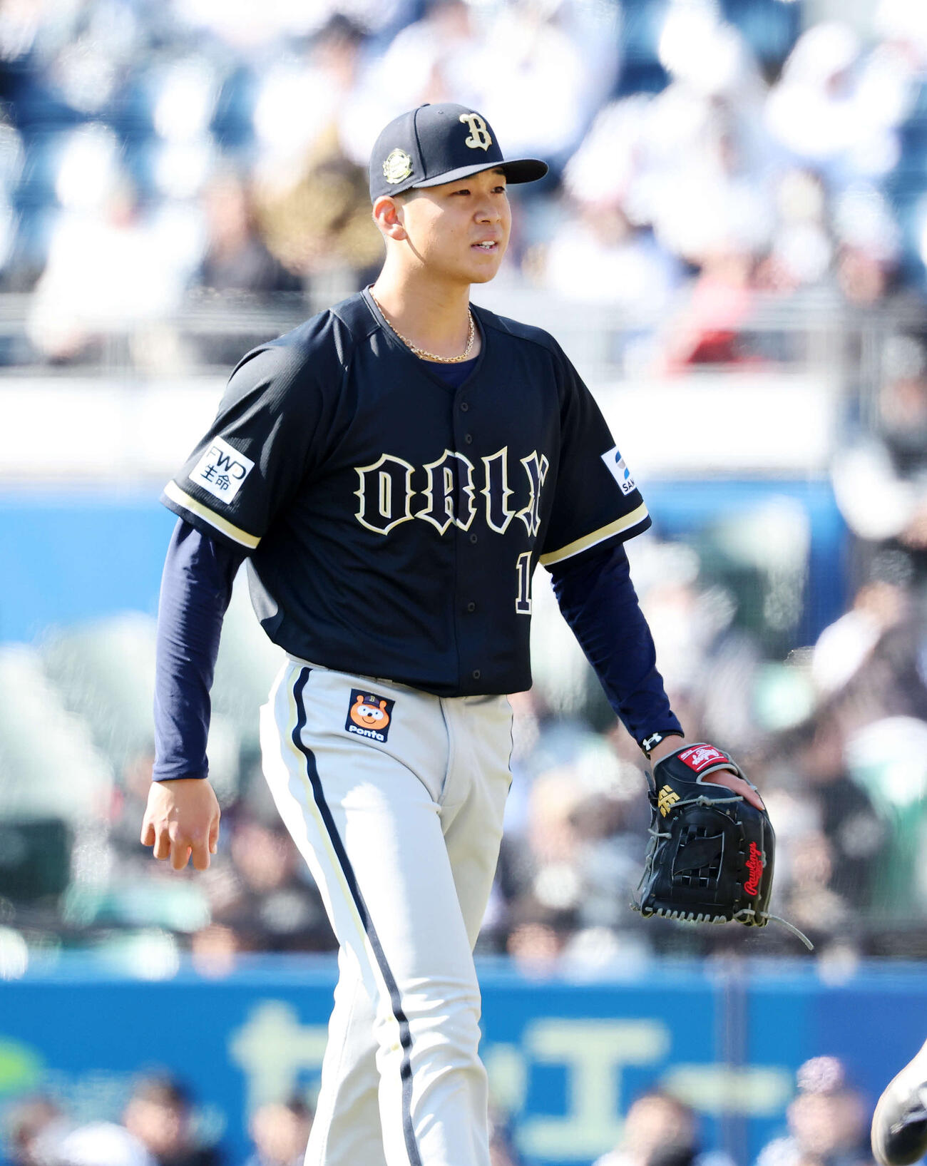 ロッテ対オリックス　5回裏、ロッテの攻撃を抑えベンチに引き揚げるオリックス山下（撮影・鈴木正人）　