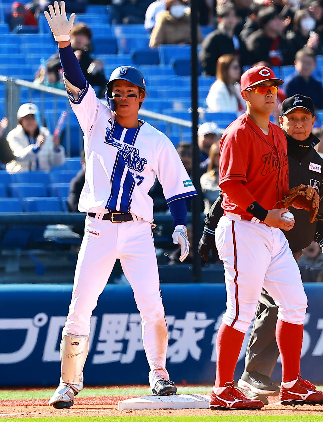 DeNA対広島　4回裏DeNA2死一塁、右適時三塁打を放ち喜ぶ浜（撮影・野上伸悟）