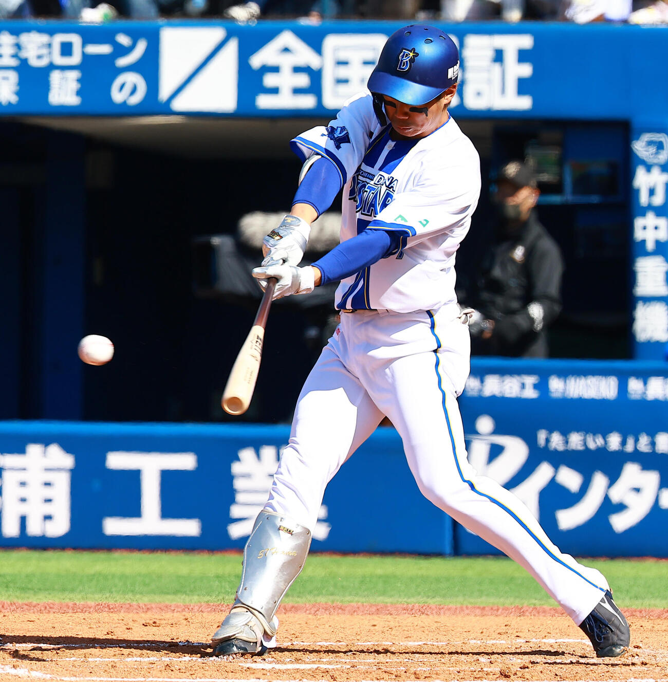 DeNA対広島　2回裏DeNA1死一、二塁、中前打を放つ浜（撮影・野上伸悟）