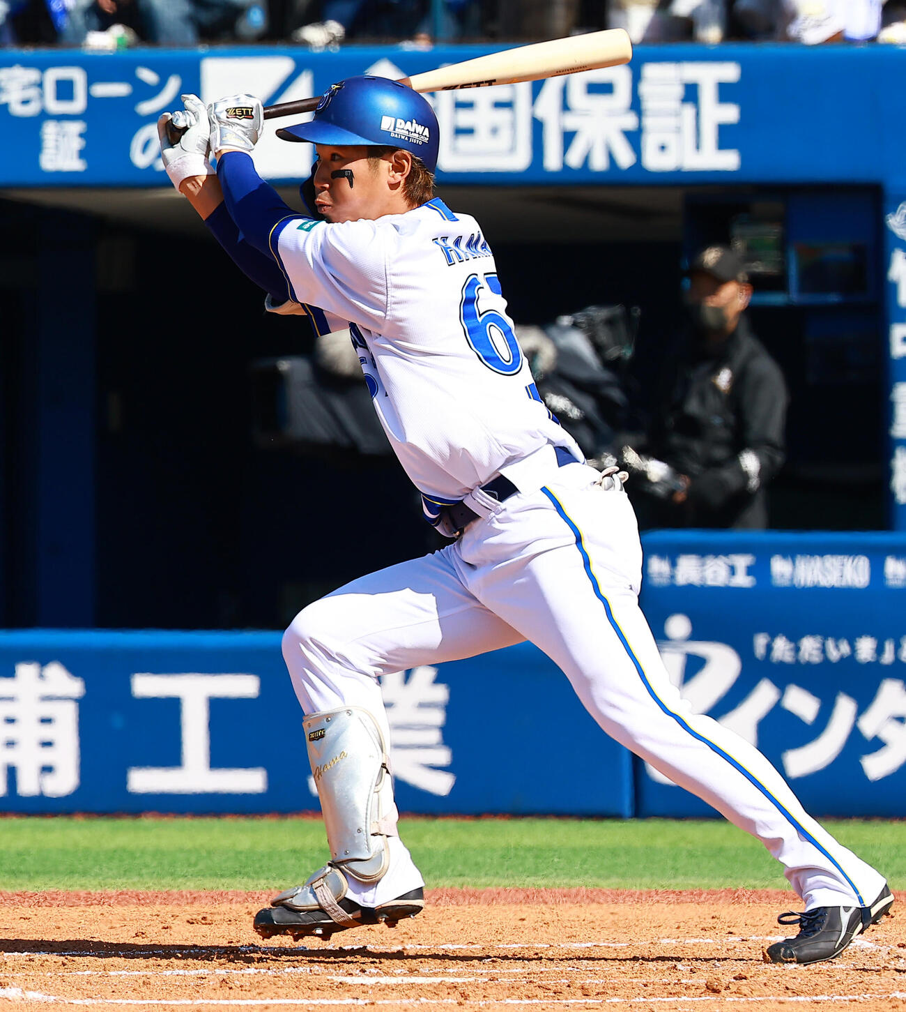 DeNA対広島　2回裏DeNA1死一、二塁、中前打を放つ浜（撮影・野上伸悟）