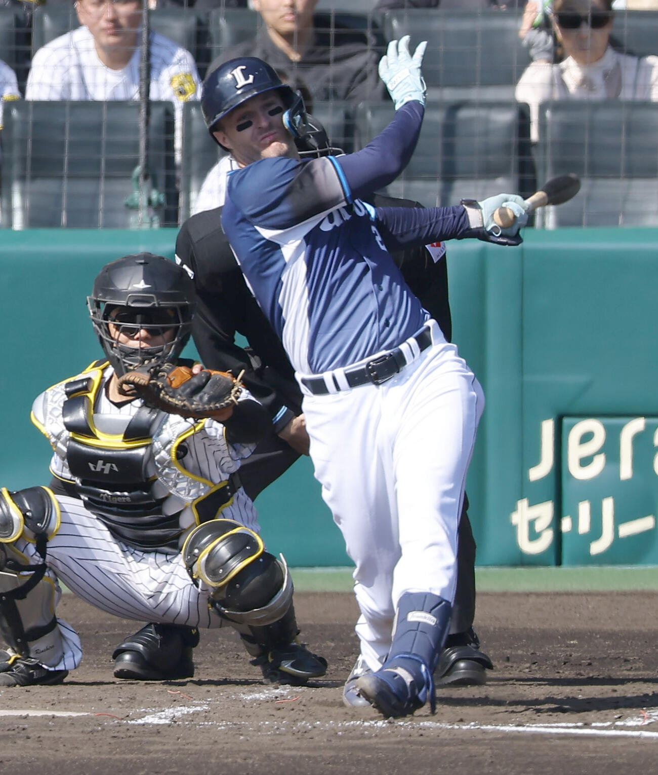 阪神対西武　4回表西武1死二塁、ネビンは適時打を放つ（撮影・上田博志）