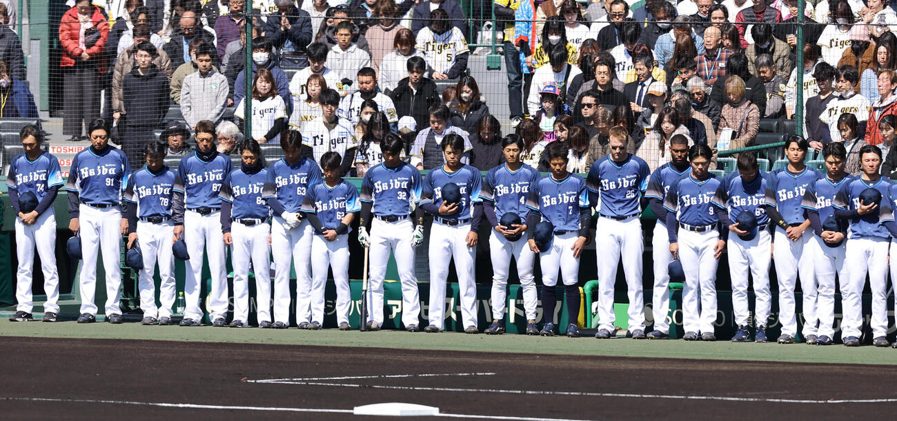 阪神対西武　東日本大震災の犠牲者に黙とうをささげる西武ナイン（撮影・上田博志）