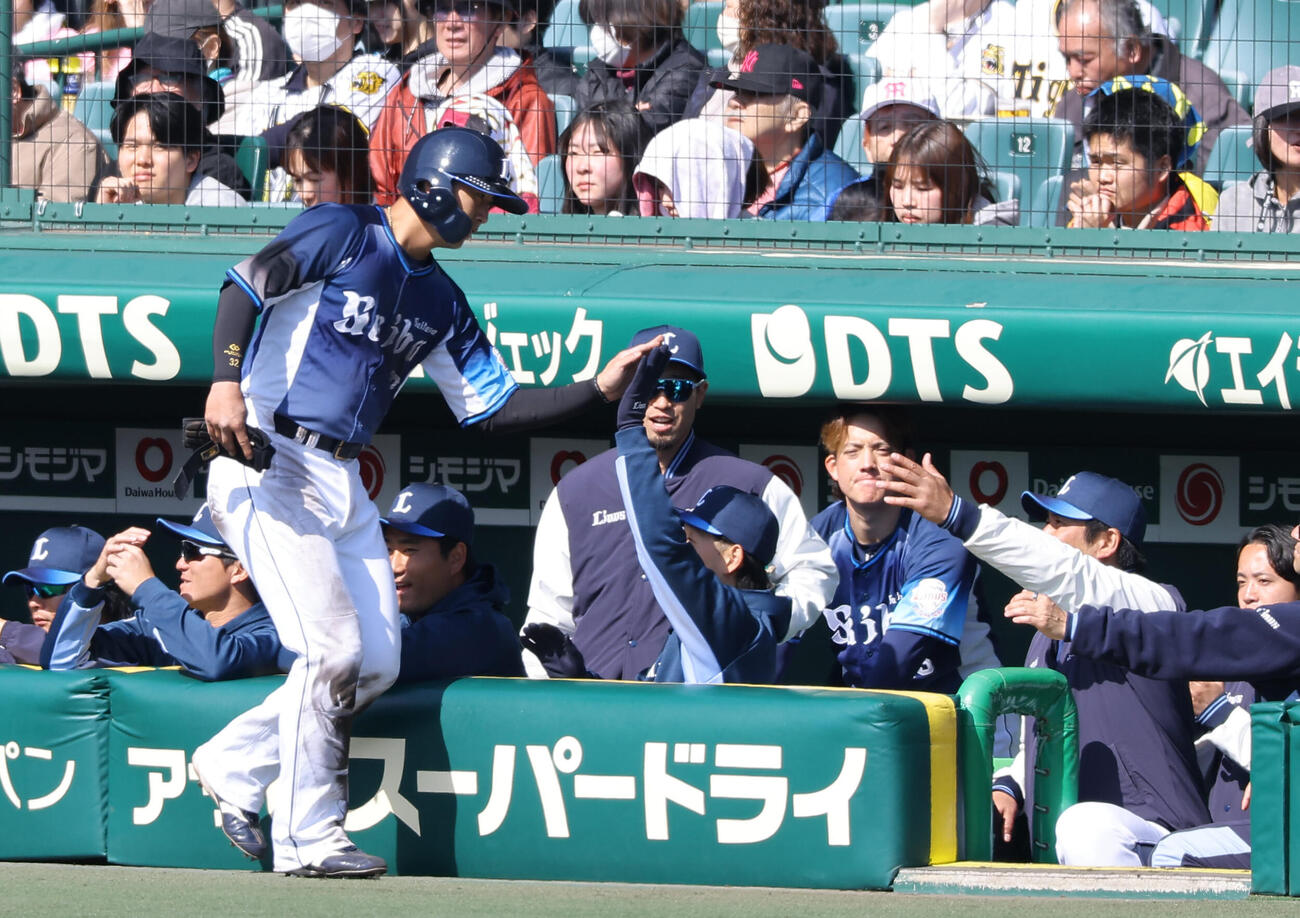 阪神対西武　4回表西武無死一塁、ネビンの適時打で生還した山村はナインとハイタッチをする（撮影・上田博志）