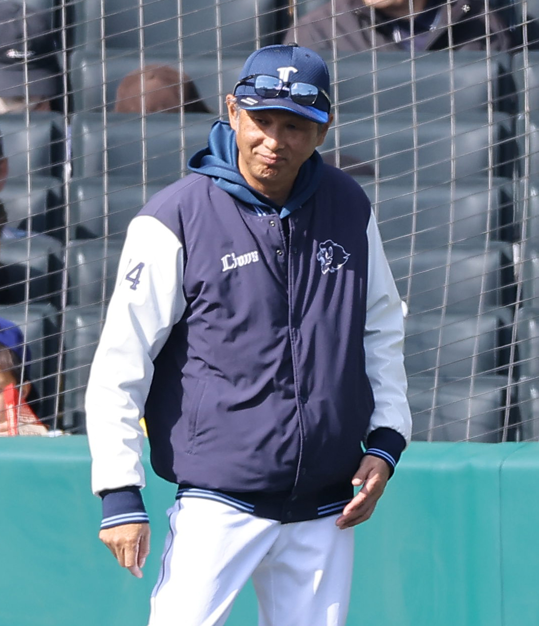阪神対西武　選手交代を告げる西口監督（撮影・上田博志）