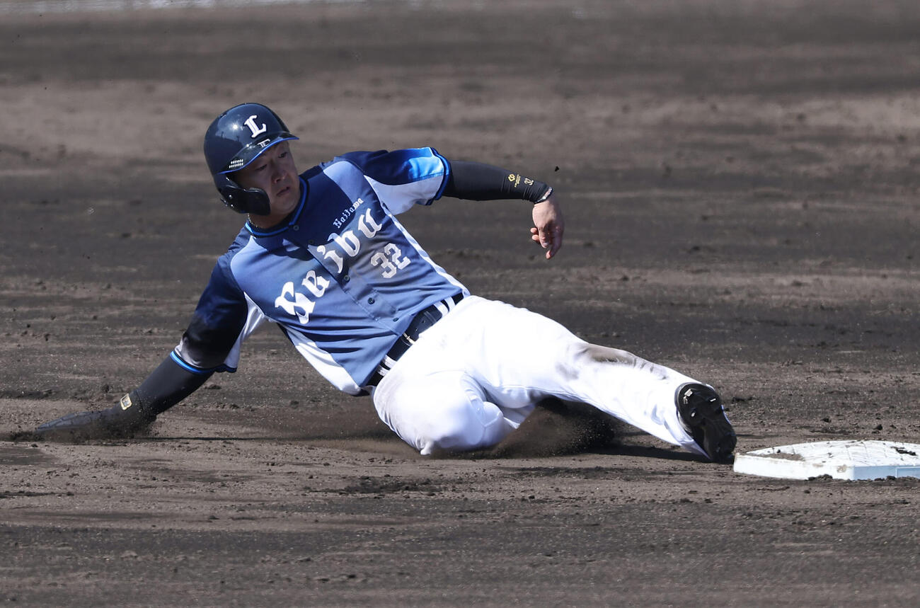 阪神対西武　4回表西武無死一塁、山村は二盗に成功する（撮影・上田博志）