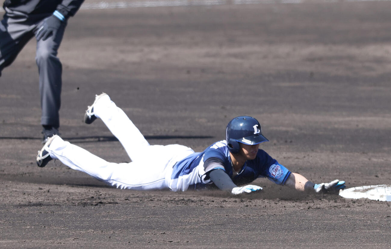 阪神対西武　3回表西武2死一塁、滝沢は二盗に成功する（撮影・上田博志）