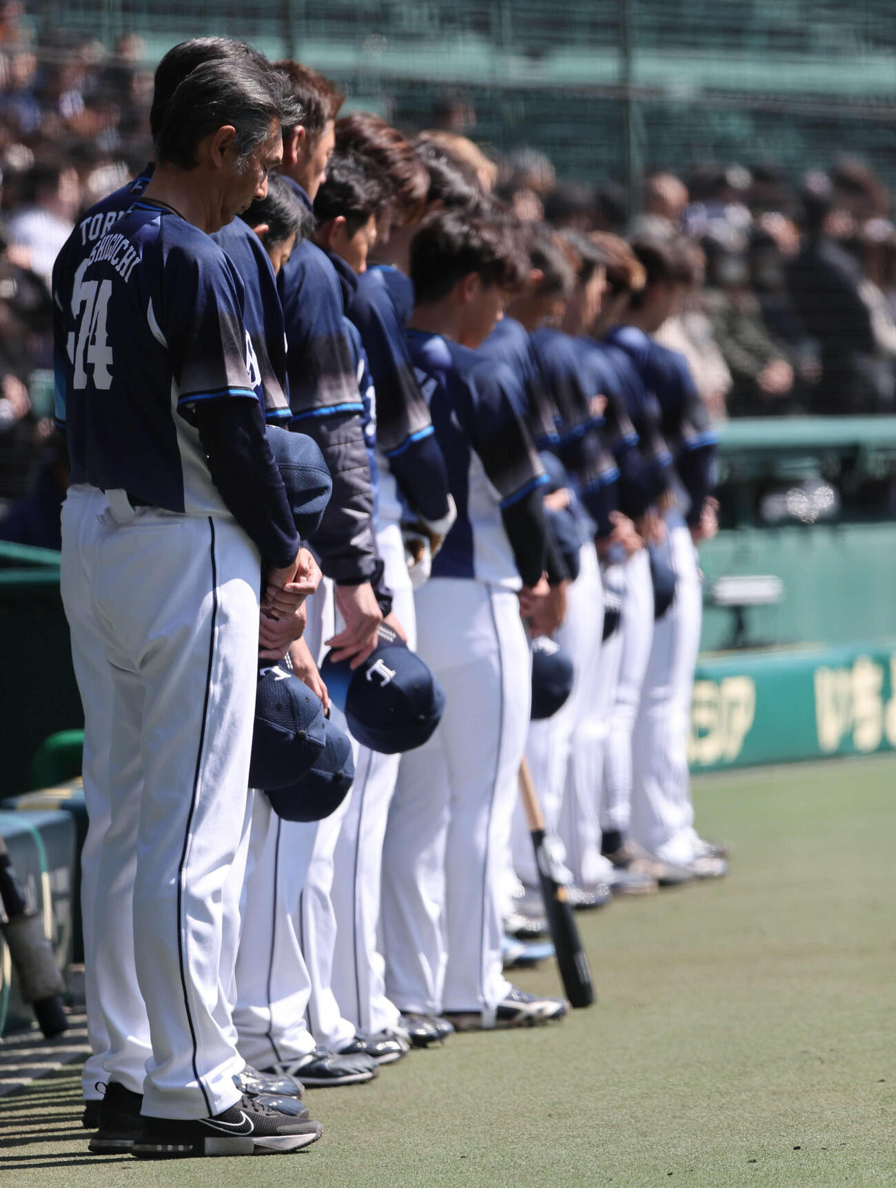 阪神対西武　試合前に黙とうをする西武ナイン（撮影・西尾就之）
