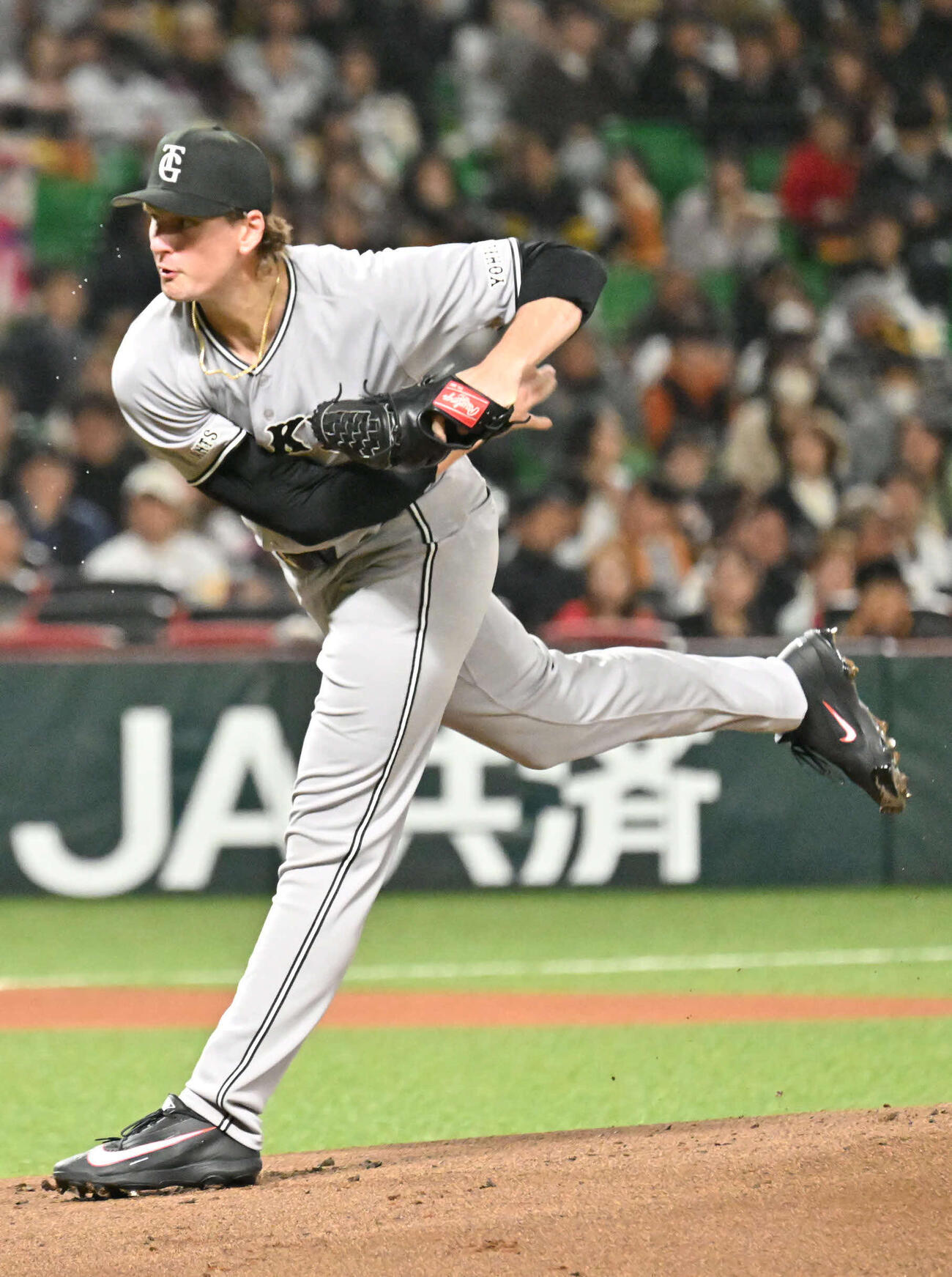 ソフトバンク対巨人　巨人先発のウィットリー（撮影・林敢治）