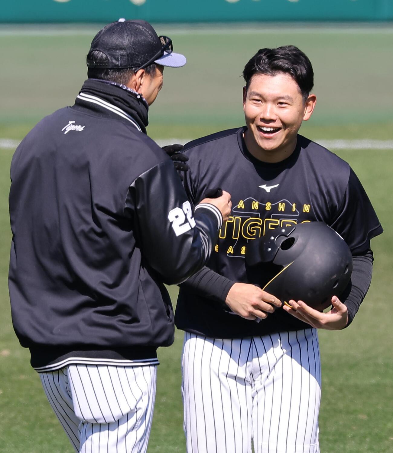 支配下登録された嶋村（右）は藤川監督に笑顔を見せながら挨拶をする（撮影・上田博志）