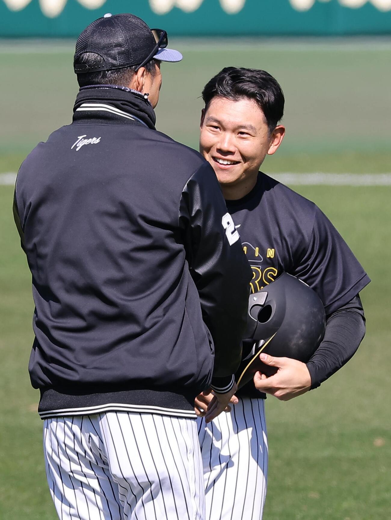 支配下登録された嶋村麟士朗（右）は藤川球児監督に笑顔を見せながら握手を交わす（撮影・上田博志）