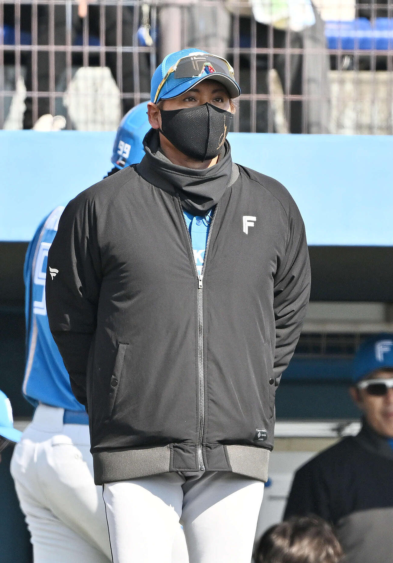 楽天対日本ハム　交代を伝える日本ハム新庄監督（撮影・滝沢徹郎）