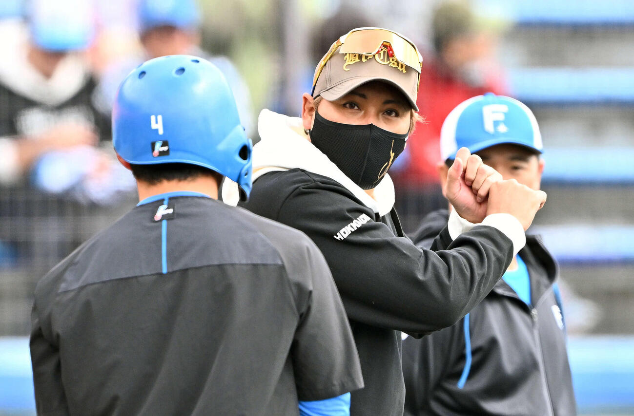 楽天対日本ハム　試合前練習で日本ハム新庄監督（中央）は上川畑（左）を指導する（撮影・滝沢徹郎）