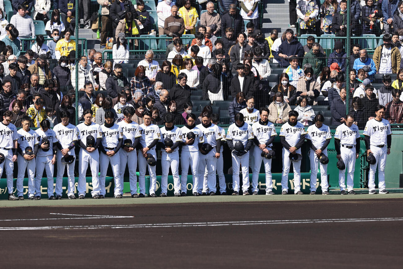 阪神対西武　東日本大震災の犠牲者に黙とうをささげる阪神ナイン（撮影・上田博志）