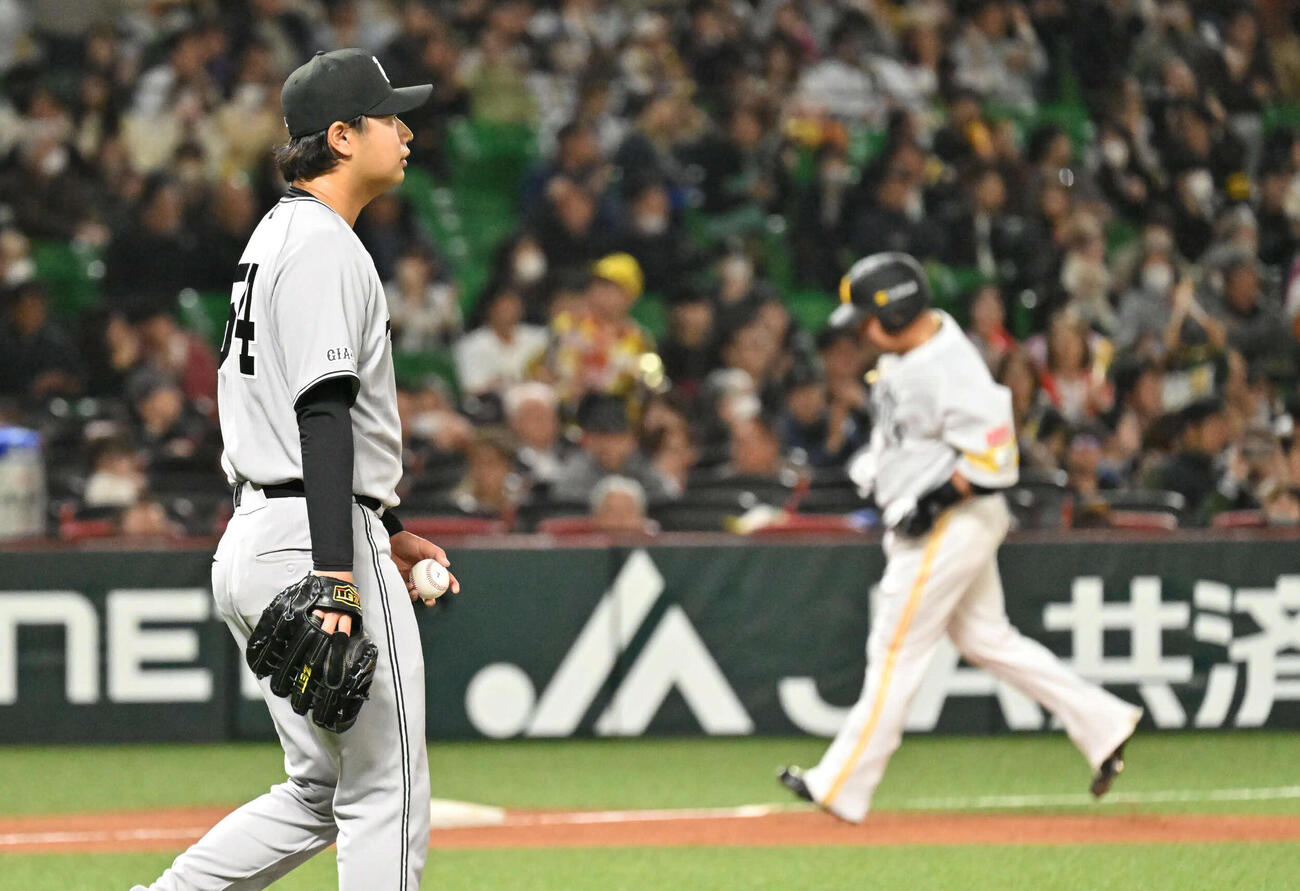 ソフトバンク対巨人　2回裏ソフトバンク2死一、二塁、松浦（左）は山川に3点本塁打を許す（撮影・林敢治）