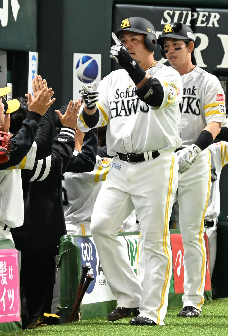 ソフトバンク対巨人　2回裏ソフトバンク2死一、二塁、山川（右から2番目）は右中間に3点本塁打を放つ（撮影・林敢治）