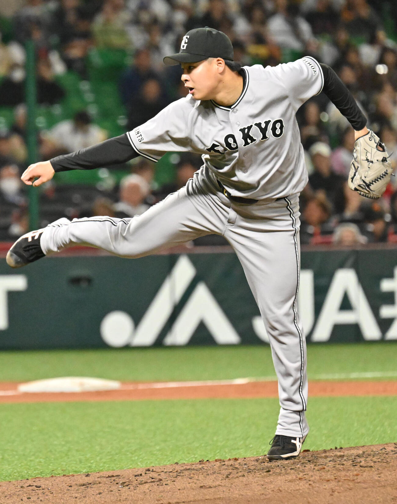 ソフトバンク対巨人　巨人3番手投手の田和（撮影・林敢治）
