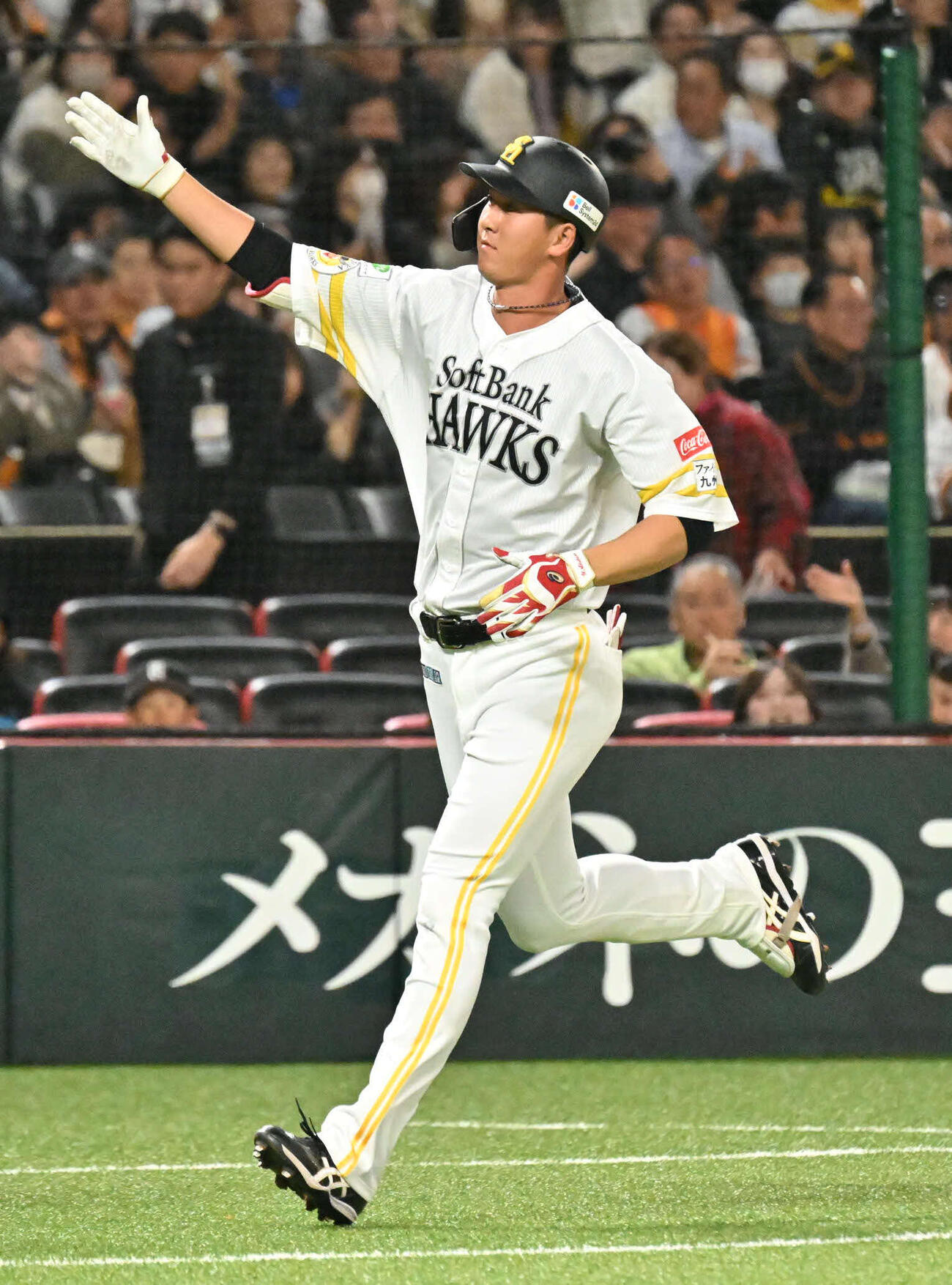 ソフトバンク対巨人　1回裏ソフトバンク2死満塁、秋広は右中間に満塁本塁打を放つ（撮影・林敢治）