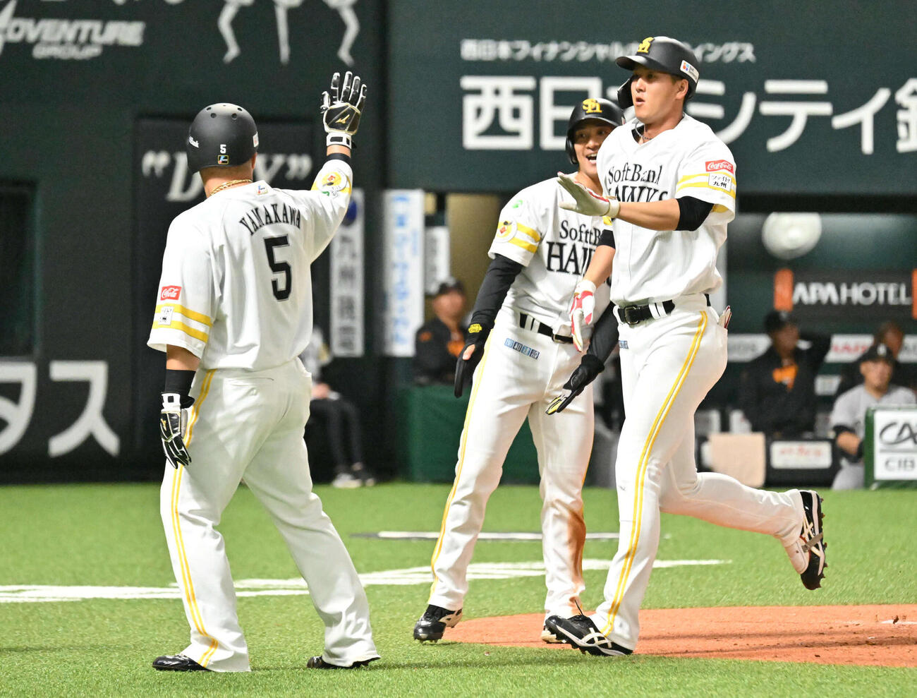 ソフトバンク対巨人　1回裏ソフトバンク2死満塁、秋広（右）は右中間に満塁本塁打を放つ（撮影・林敢治）