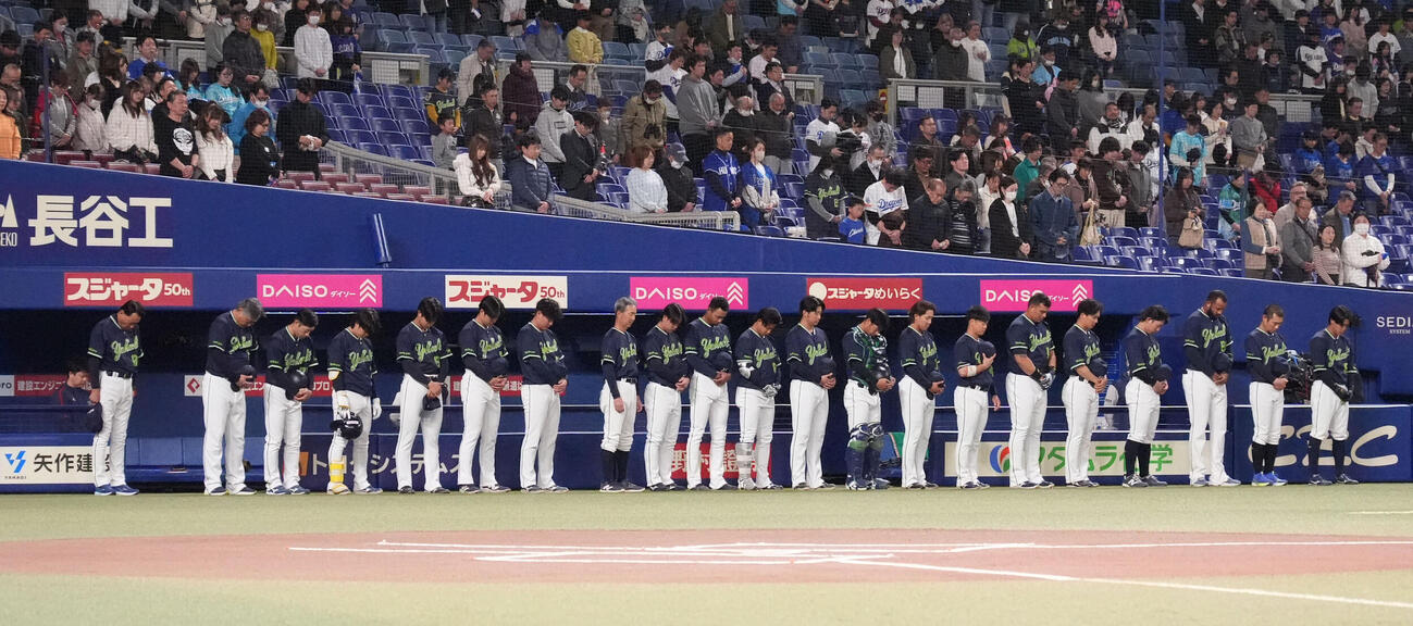中日対ヤクルト　試合前、東日本大震災の犠牲になられた方々に対し哀悼の意を表し黙祷するヤクルトナイン（撮影・森本幸一）