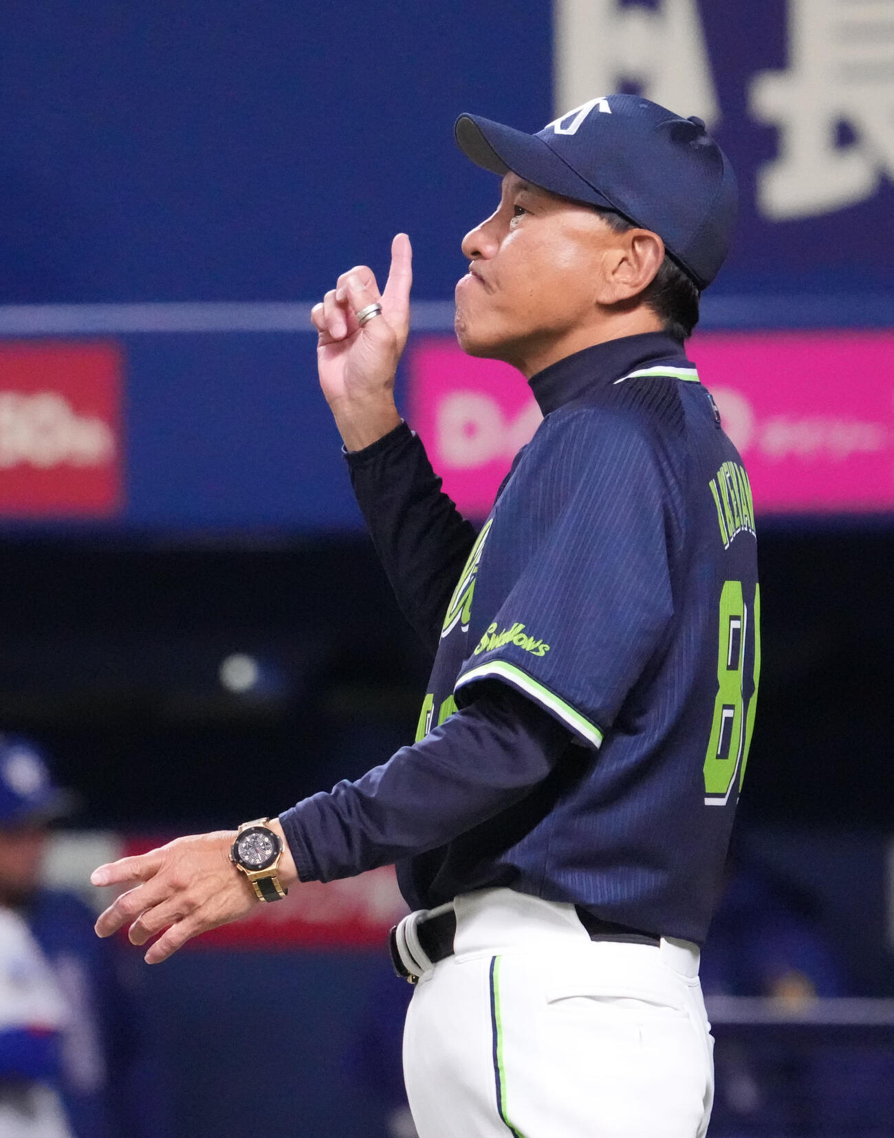 中日対ヤクルト　7回表終了、選手交代を告げる池山監督（撮影・森本幸一）