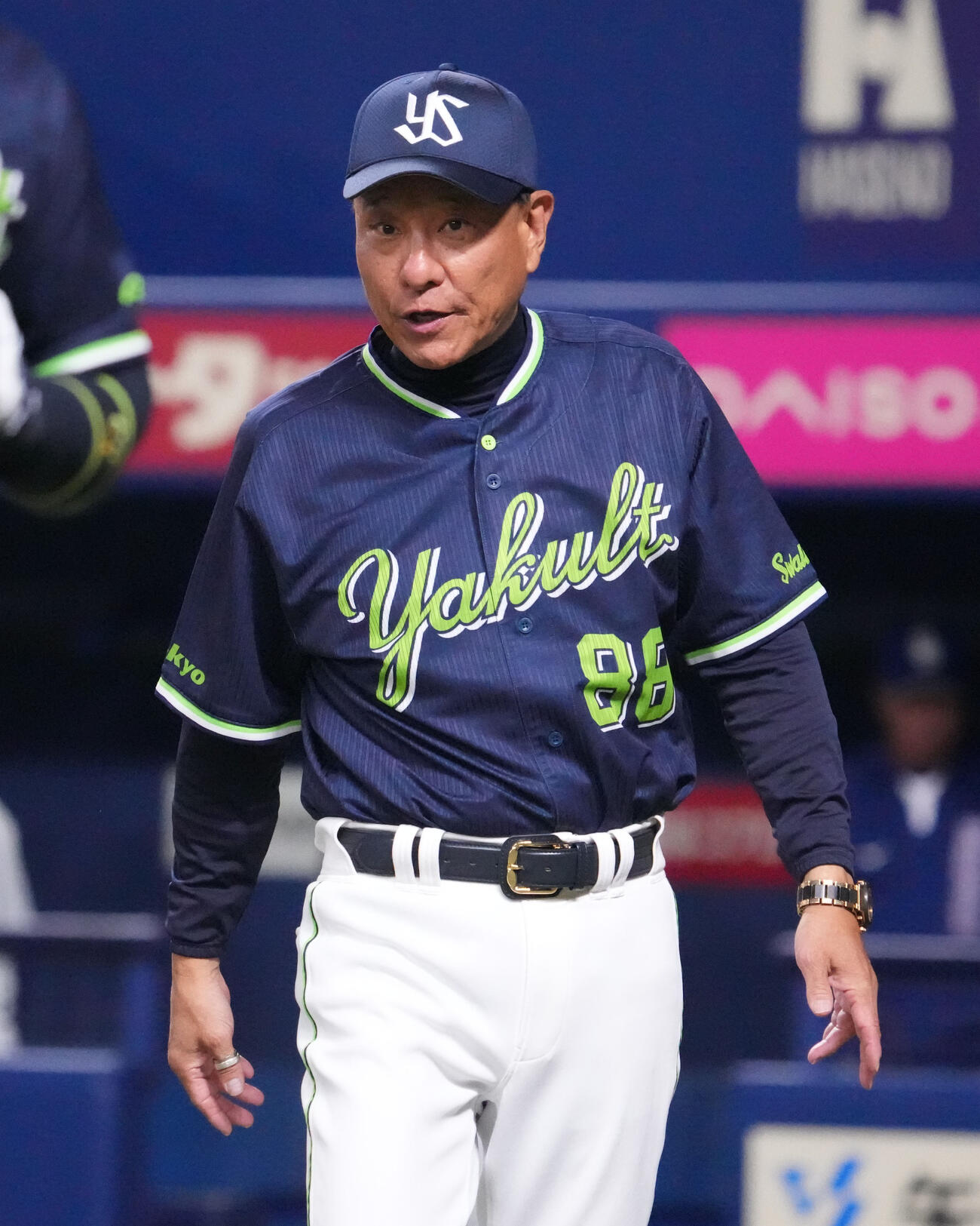 中日対ヤクルト　7回表終了、選手交代を告げる池山監督（撮影・森本幸一）