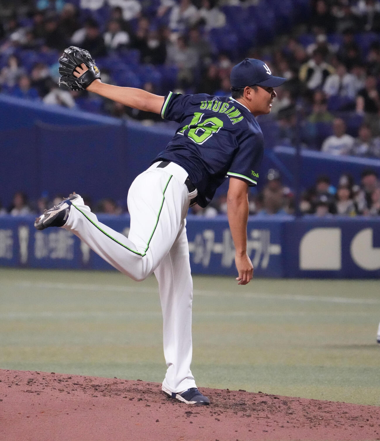 中日対ヤクルト　3回裏、力投するヤクルト先発の奥川（撮影・森本幸一）