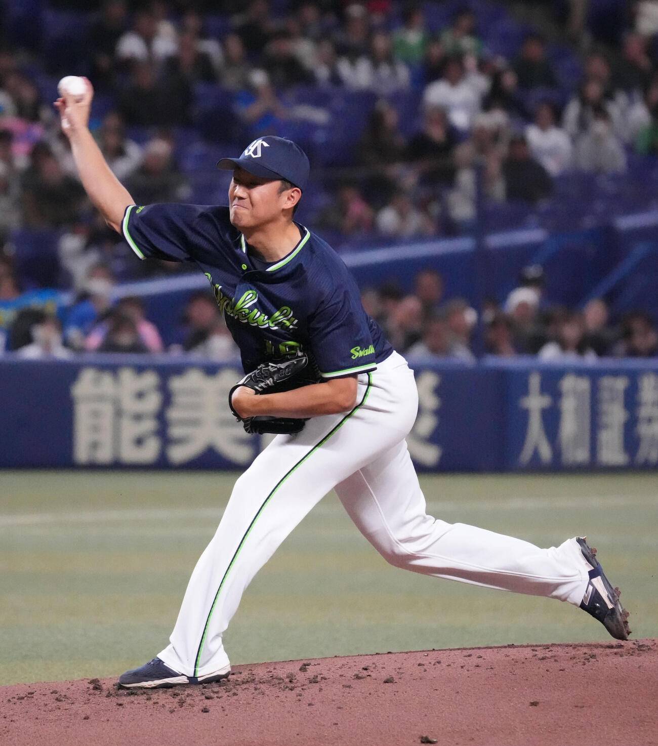 中日対ヤクルト　1回裏、登板するヤクルト先発の奥川（撮影・森本幸一）