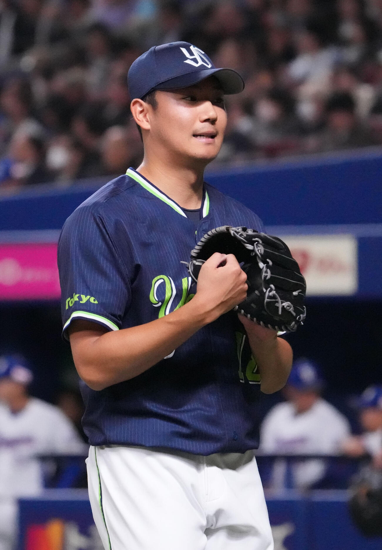 中日対ヤクルト　4回終了、グラブをたたきながらベンチへ戻る奥川（撮影・森本幸一）