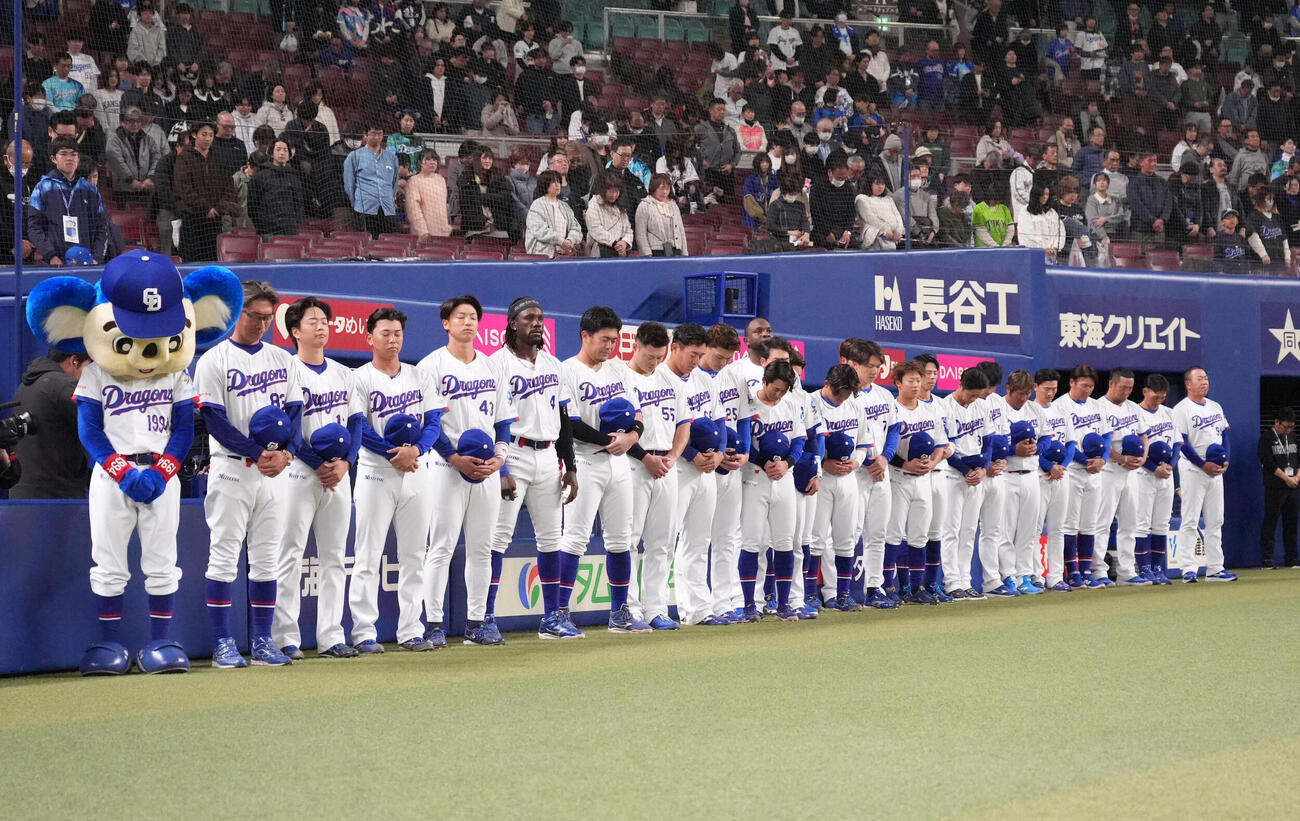 中日対ヤクルト　試合前、東日本大震災の犠牲になられた方々に対し哀悼の意を表し黙祷する中日ナイン（撮影・森本幸一）